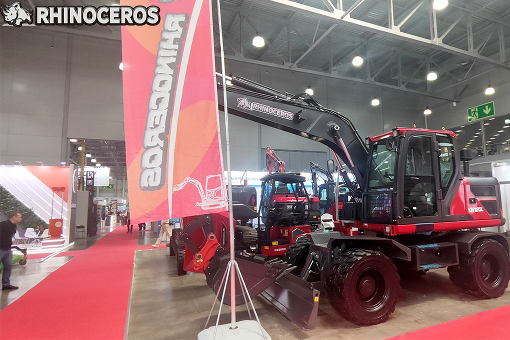 XN120L Wheel Excavator on roadway application